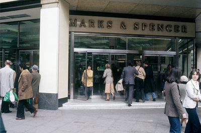 Marks & Spencer, Londra, İngiltere'nin girişi ile Oxford caddesinin sokak görünümü by Unbekannter Künstler
