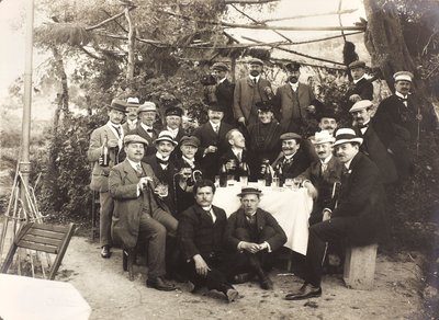 "Meine mittelmeer-reise 1910" albümü: Bahçede kadeh kaldırırken poz veren bir grup insan by Unbekannter Künstler