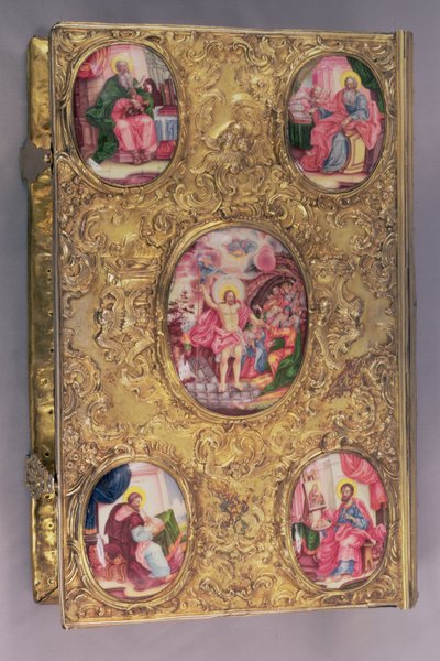 Emaye madalyonlarla özenle işlenmiş gümüş gömme Sunak İncili, merkezi Dirilişi tasvir eden, dört Evanjelisti tasvir eden dört köşe madalyonlu, Pyotr Afinogenov, Moskova by Unbekannt