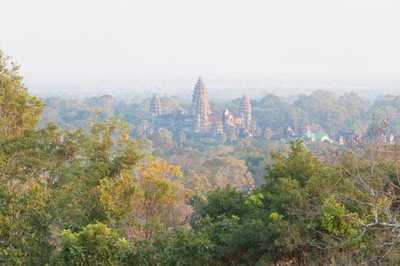 Phnom Bakheng, Siem Reap, Kamboçya'nın yamaçtaki tapınağından görülen Angkor Wat (fotoğraf) by Unbekannter Künstler
