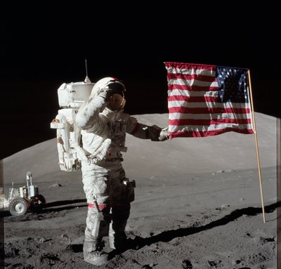 Apollo 17 komutanı Astronot Eugene A. Cernan, Taurus-Littrow iniş sahasında Ay yüzeyinde araç dışı aktivite (EVA) sırasında konuşlandırılmış Amerika Birleşik Devletleri bayrağının yanında fotoğraflandı. Bayrağın en yüksek kısmı gezegenimizi gösteriyor gibi by Unbekannt