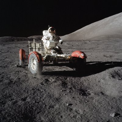 Astronot Eugene Cernan, ilk EVA sırasında Ay Gezici Aracını kullanıyor by Unbekannt
