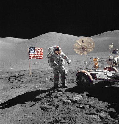 Astronot Eugene Cernan, EVA sırasında LRV