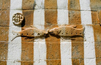 Gomateshwara heykelinin muhafazasındaki iki balığın kısma (fotoğraf) by Unbekannt