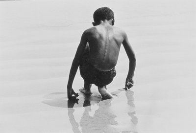 Coney Island'da Kumda Oynayan Çocuk, İsimsiz 30, 1953-64 dolayları (s/b fotoğraf) by Unbekannter Künstler