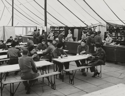 Kantin çadırı, Weybourne Yaz Kampı, Nisan 1954 (s/b fotoğraf) by Unbekannt