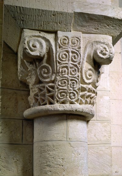 Croziers ve spirallerle süslenmiş oymalı sütun (fotoğraf) by Unbekannt