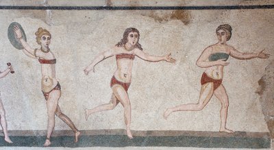 On Bakire Odası veya "Bikini kızları" mozaiği. Üst panelin genel görünümü: ağırlık, disk atma ve koşma. 3. - 4. yüzyıl. Casale, Sicilya