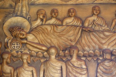 Chua Thiep Uzun budist pagodası. Buda uzanmış. 45 yıl Dharma
