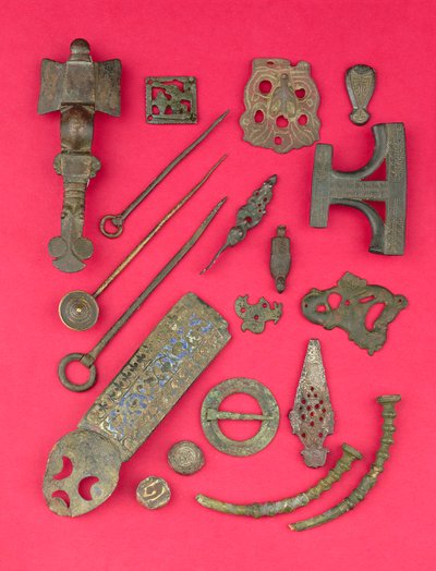 Anglo-Sakson haç biçimli broşlar ve kitap kapağı askıları ve Hiberno-Viking halka başlı iğneler dahil Anglo-Sakson, Viking ve Kelt antika koleksiyonu, MÖ 4. yüzyıldan MS 9. yüzyıla kadar (bronz, kemik, bakır) by Unbekannt