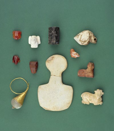 3300-2000 yılları arasında bir Sümer akbaba tılsımı, bir Akad yılansı foku ve bir Mezopotamya carnelian kurbağası dahil olmak üzere Doğu Akdeniz nesnelerinin koleksiyonu by Unbekannt