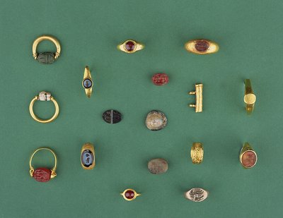 Bir Fenike bok böceği yüzüğü, bir minyatür, tılsım tutucular ve bir akik oymalı içeren Roma, Etrüsk ve Helenistik Mücevher Koleksiyonu, MÖ 6. yüzyıldan MS 4. yüzyıla kadar uzanmaktadır. by Unbekannt