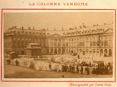 Commune de Paris (1871): Mayıs 1871'de Vendome sütununun yıkımı. Pierre Pepetit'in fotoğrafı. Karton üzerine baskı yapın, Dim. 9x5,4 cm by Unbekannt