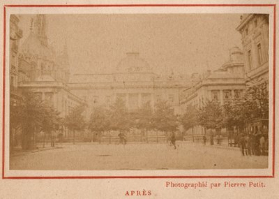 Commune de Paris (1871): Mayıs 1871'deki yangından sonra Paris'teki Palais de Justice'in görünümü. Pierre Pepetit'in fotoğrafı. Karton üzerine baskı yapın, Dim. 9x5,4 cm by Unbekannt