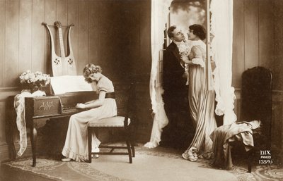 Kur Yapan Çift ve Piyano Çalan Genç Kız, Paris, 1920 dolayları (kartpostal) by Unbekannter Künstler