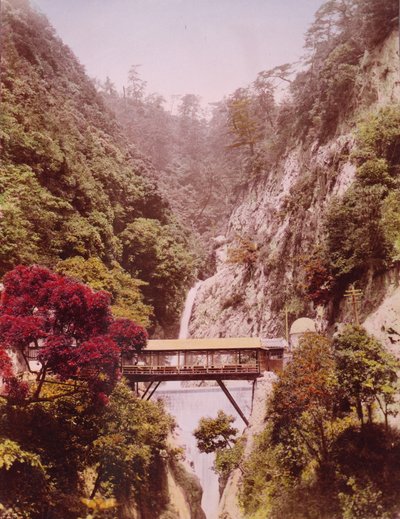 Sarp bir vadide kapalı köprü, arka planda şelaleler, Japonya, c.1890-1910 by Unbekannt