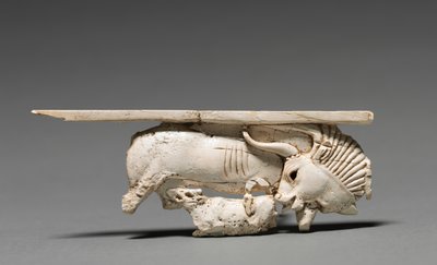 Dekoratif Plak: Buzağısını Besleyen İnek, MÖ 900-800 by Unbekannt