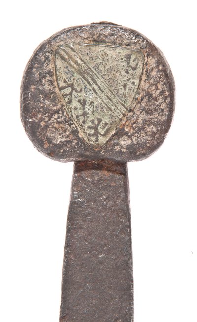 Detay, daha önceki Viking bıçağı ve De Bohun ailesinin armaları ile geç ortaçağ geniş kılıç by Unbekannt