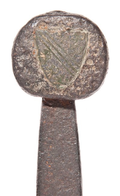 Detay, daha önceki Viking bıçağı ve De Bohun ailesinin armaları ile geç ortaçağ geniş kılıç by Unbekannt