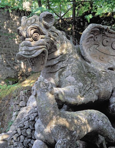 Ejderha saldıran aslan, detay, Orsini Dükü tarafından 1550-63 yılları arasında tasarlanan Parco dei Mostri (Canavar Parkı) bahçelerinden Giacomo Barozzi da Vignola (1507-73) tasarımlarına kadar heykel (taş) (fotoğraf) (ayrıca bkz. 98890-92) by Unbekannt