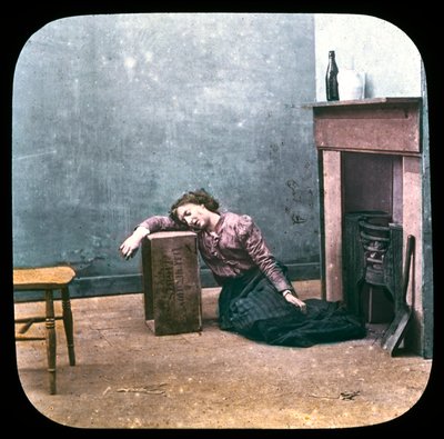 Şöminenin önünde yerde yatan sarhoş kadın, 1895 dolayları by Unbekannt