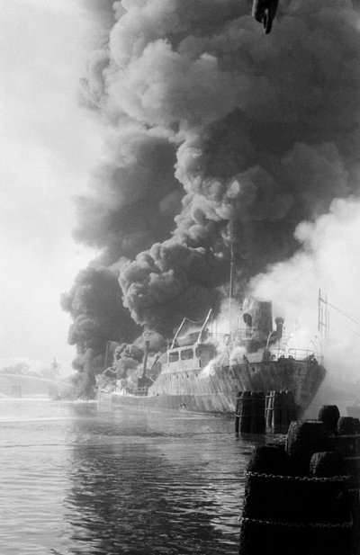 PETROL TANKERİNİN PATLAMASI "" ROSARIO PELLEGRINO "" PORTO MARGHERA, Venedik - 1960 by Unbekannt
