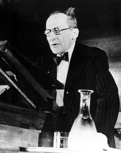 Avusturyalı fizikçi Erwin Schrödinger, bir konferans verirken by Unbekannt