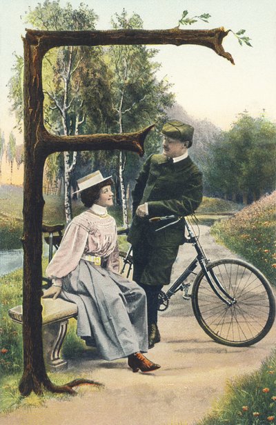 F: Bisikletçi gibi giyinmiş bir adam bisikletine yaslanıyor ve bankta oturan bir kadınla tartışıyor. Ülke dekoru - Alfabe karakterleri Ref Th. E., L. Theochrom - Serie 994. Theodor Eisman, yayıncı, Leipzig by Unbekannt
