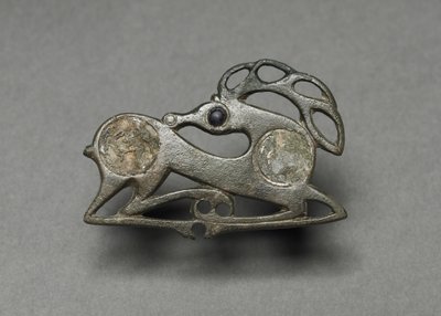 Yaslanmış Geyik Şeklindeki Fibula, yaklaşık 400 by Unbekannt