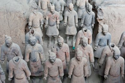 İlk çukur; ayakta duran savaşçı figürleri; İmparator Qin Shi Huang Mozolesi; Terracotta Ordusu; Xi