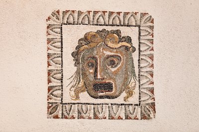 Roma'daki Ruffinella yolu yakınlarındaki bir Roma villasından bir Dionysos maskesini tasvir eden MÖ 1. yüzyıla tarihlenen taban mozaiği, Roma ulusal müzesi (museo nazionale romano), Roma, İtalya by Unbekannter Künstler