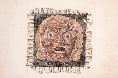 Roma'daki Ruffinella yolu yakınlarındaki bir Roma villasından bir Dionysos maskesini tasvir eden MÖ 1. yüzyıla tarihlenen taban mozaiği, Roma ulusal müzesi (museo nazionale romano), Roma, İtalya by Unbekannter Künstler