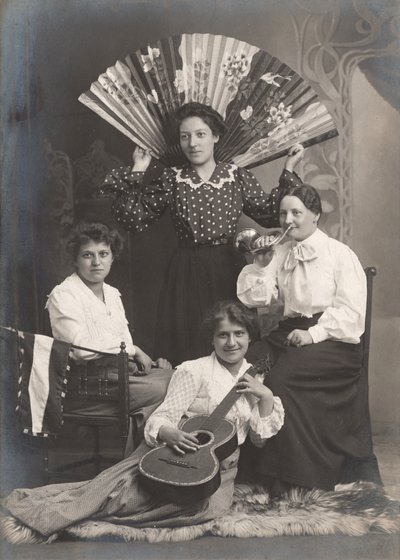 Kornalı, Gitarlı ve Yelpazeli Dört Kadın, Fransa, 1920 dolayları (s/b fotoğraf) by Unbekannter Künstler