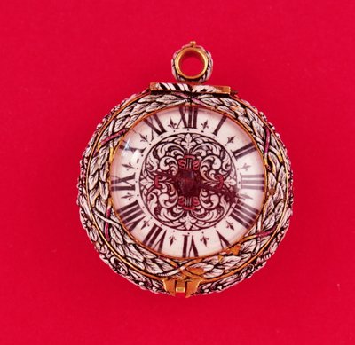 Beyaz çiçekler ve siyah işaretli yapraklar ile kabartma emaye altın kasalı Fransız cep saati, Goullons, yaklaşık 1650 (ayrıca bkz. 66858). by Unbekannt