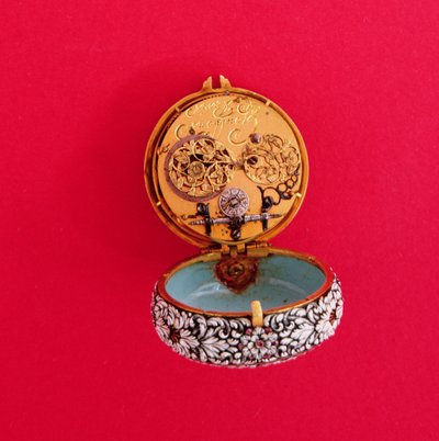 Beyaz çiçekler ve siyah işaretli yapraklar ile kabartmalı altın kasalı Fransız cep saati, Goullons, c.1650 (iç plakayı gösteriyor, ayrıca bkz. 66857) by Unbekannt