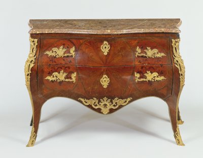 Fransız yaldızlı bronz askılı ve mermer tablalı serpantin klozet, c.1740 by Unbekannt