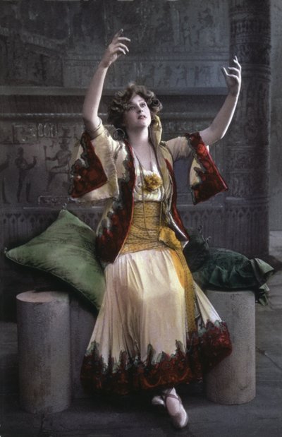 Gabrielle Ray şarkı söylüyor: The merry widow, c.1910 (fotoğraf) by Unbekannter Künstler