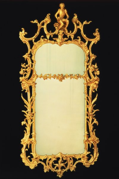 George III yaldızlı ahşap payanda aynası, iki plakalı, ayrıntılı tepeli, taştan yapılmış bir sehpa üzerinde bir maymun figürüyle ortalanmış, c.1765 by Unbekannt