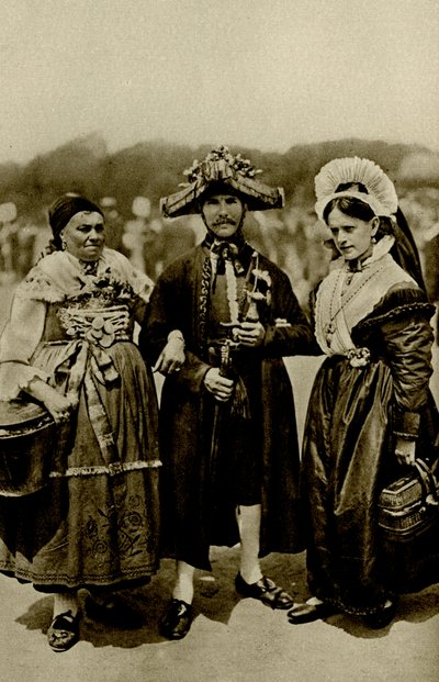 Almanya. Pahalı ortaçağ kostümleri içinde Bavyera Highlands halkı. 1920 by Unbekannt