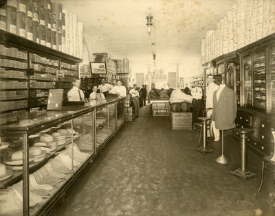 304-6 12th Avenue (Flagler Street) adresindeki John Sewell & Co. Ayakkabı Mağazasının içi, 1910 dolayları (s/b fotoğraf) by Unbekannt