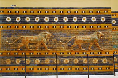 Aslen Kral Nebuchadnezzar II tarafından Babil'de (Irak) inşa edilen Bel Tapınağı'na ait İştar Kapısı - İştar Kapısı Alay Yolu Bergama müzesi, Müze adası, Berlin Almanya by Unbekannter Künstler
