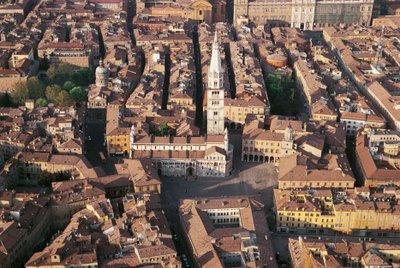 İtalya, Emilia Romagna, Modena, katedralli şehrin havadan görünümü by Benjamin Baud