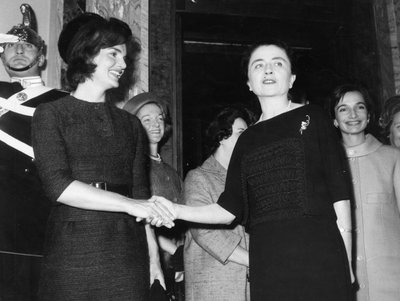 Jacqueline Kennedy, Carla Gronchi ile birlikte. Roma. 1962. by Unbekannt