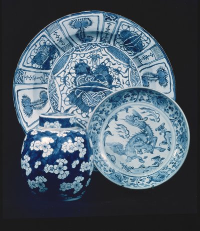Kraak porselen servis tabağı, Wan Li dönemi (1573-1619); taşra yemeği, 16. yüzyıl başı; mavi ve beyaz porselen zencefil kavanozu, K