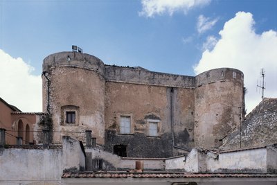 Bir kalenin düşük açılı görünümü, San Nicandro Garganico, Gargano Ulusal Parkı, Puglia, İtalya by Benjamin Baud