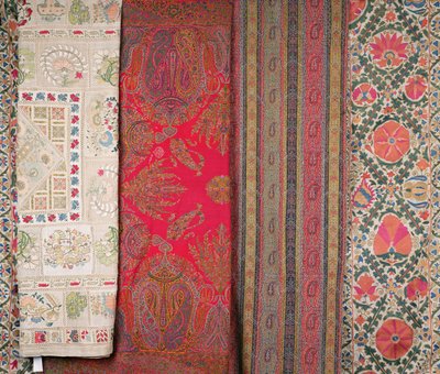 LtoR: Mihrab Susani, Özbekistan, 19. yüzyıl sonu (ipek); Momtaz tarafından yapılan şal, Keşmir by Unbekannt