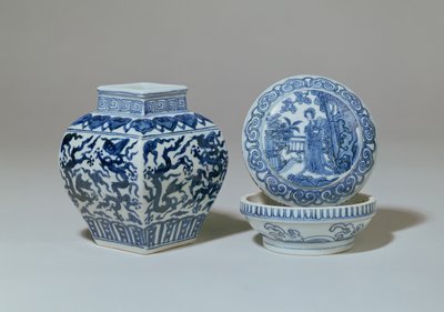 Ming mavisi ve beyaz kare korkuluk kavanozu ve dairesel kutu, Chia Ching dönemi (1522-66) by Unbekannt