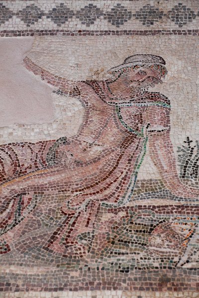 Nergis bir su havuzundaki yansımasına bakıyor - Baf mozaikleri, Dionysos Evi - MS 2. Yüzyılın Sonu - Kıbrıs - Bir havzanın üzerinde Narcissus