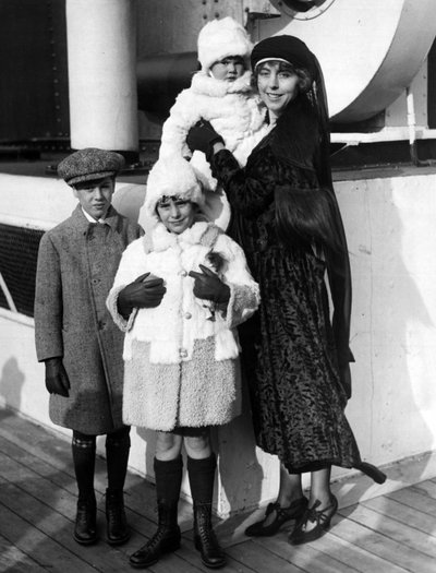 New York City (ABD), Aralık 1923: SS Paris, Bayan Guinevere Sinclair Gould (finansör George J. Gould I