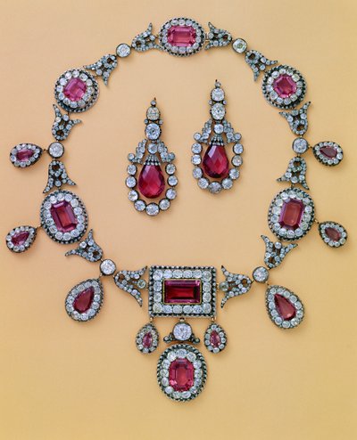 Taç, saç süsü, kolye ve kulak-kolyelerinden oluşan antika bir spinel ve elmas parure parçası by Unbekannt
